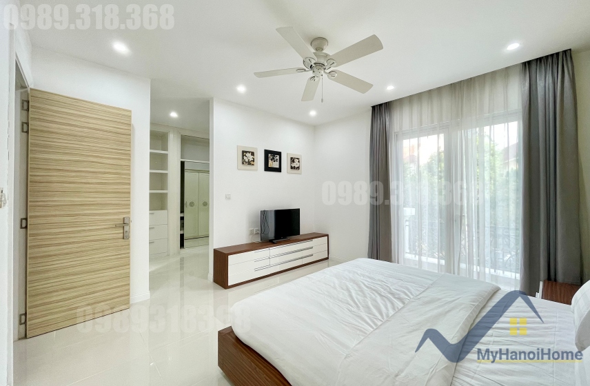 Cho thuê biệt thự Vinhomes Riverside có sân rộng, đủ đồ 9