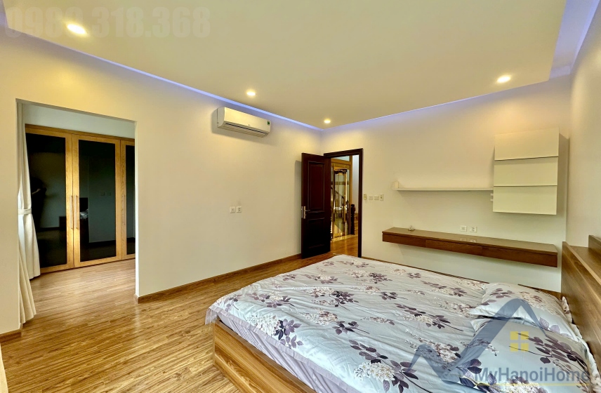 Cho thuê biệt thự Vinhomes Riverside có sân vườn, thang máy 10