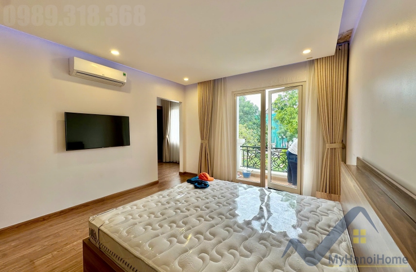 Cho thuê biệt thự Vinhomes Riverside có sân vườn, thang máy 12
