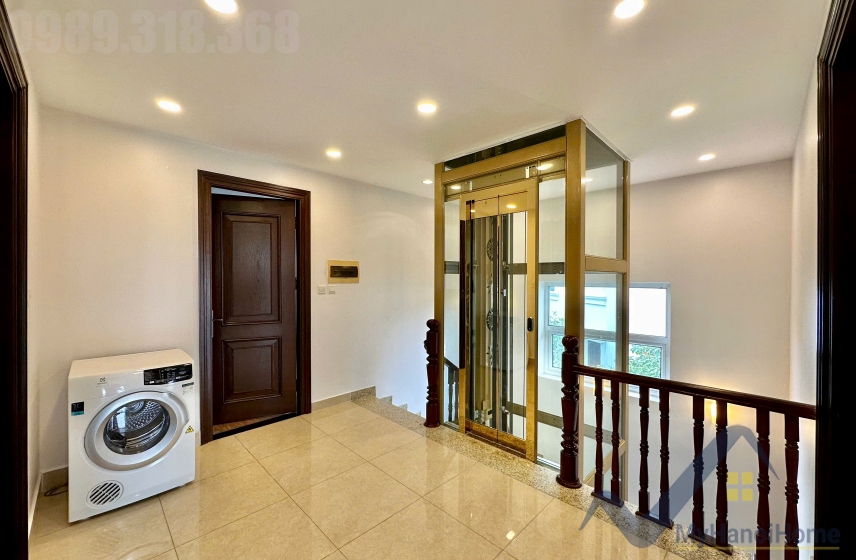 Cho thuê biệt thự Vinhomes Riverside có sân vườn, thang máy 18