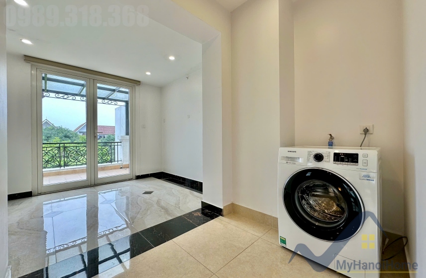 Cho thuê biệt thự Vinhomes Riverside có sân vườn, thang máy 19