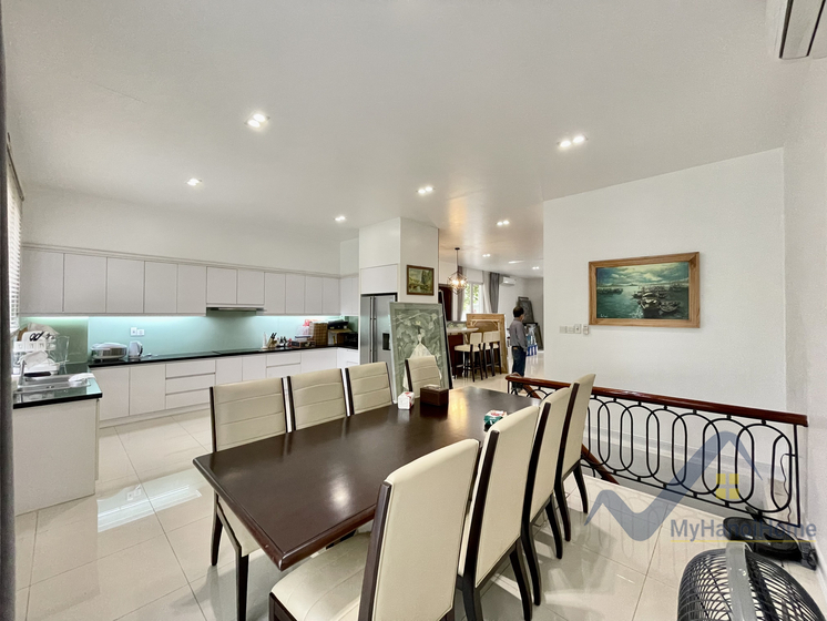 Cho thuê biệt thự Vinhomes Riverside full đồ 4PN 4