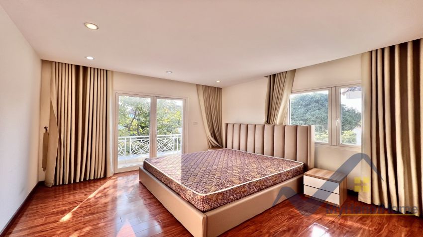 Cho thuê biệt thự Vinhomes Riverside khu Hoa Sữa full đồ 18