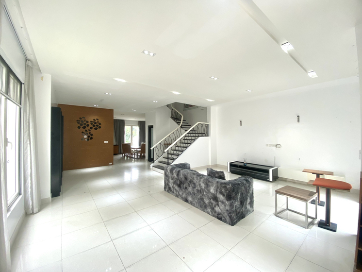 Cho thuê biệt thự Vinhomes Riverside song lập đủ đồ 2