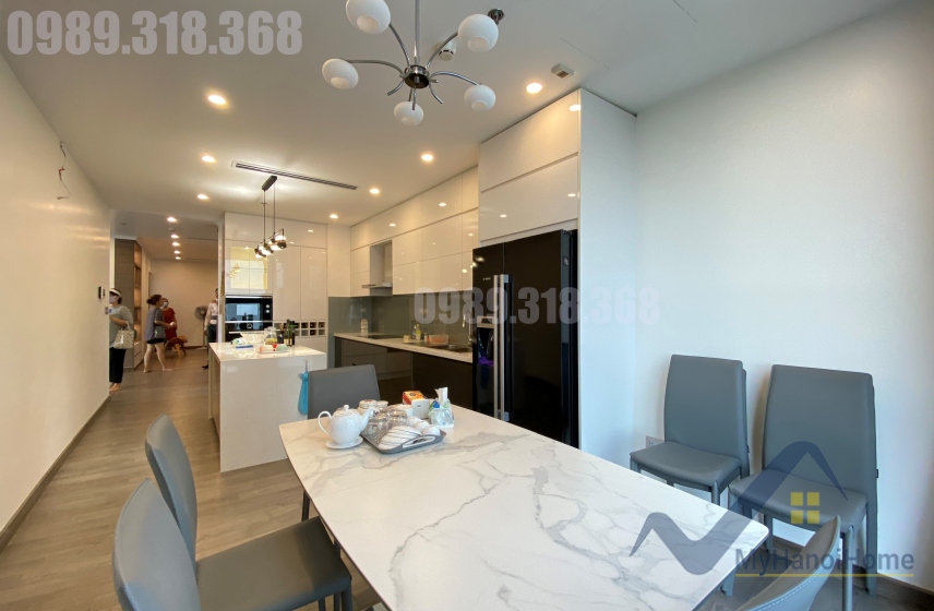 Cho thuê căn hộ 2PN đập thông Symphony diện tích 140m2 3