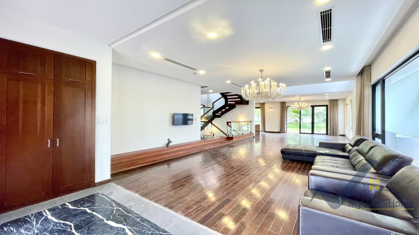 Cho thuê nhà Vinhomes Riverside có thang máy 4PN 1