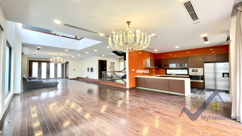 Cho thuê nhà Vinhomes Riverside có thang máy 4PN 2