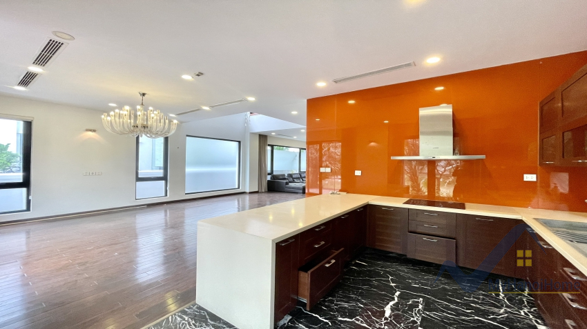 Cho thuê nhà Vinhomes Riverside có thang máy 4PN 5