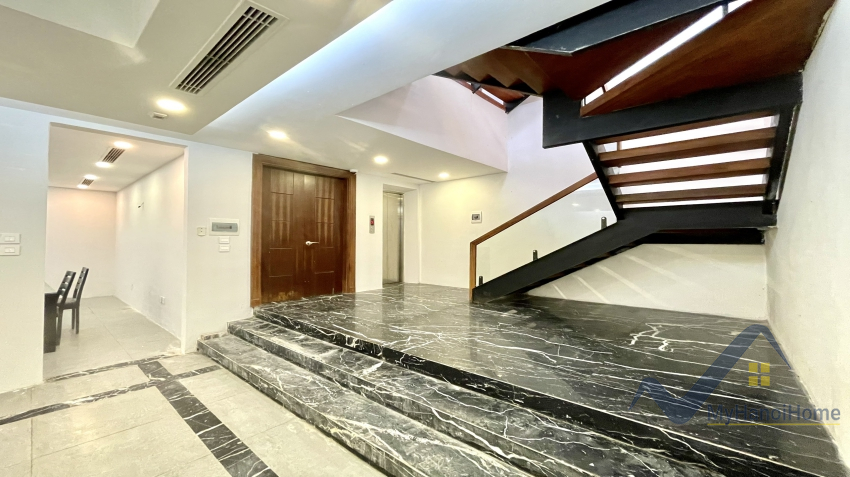 Cho thuê nhà Vinhomes Riverside có thang máy 4PN 8