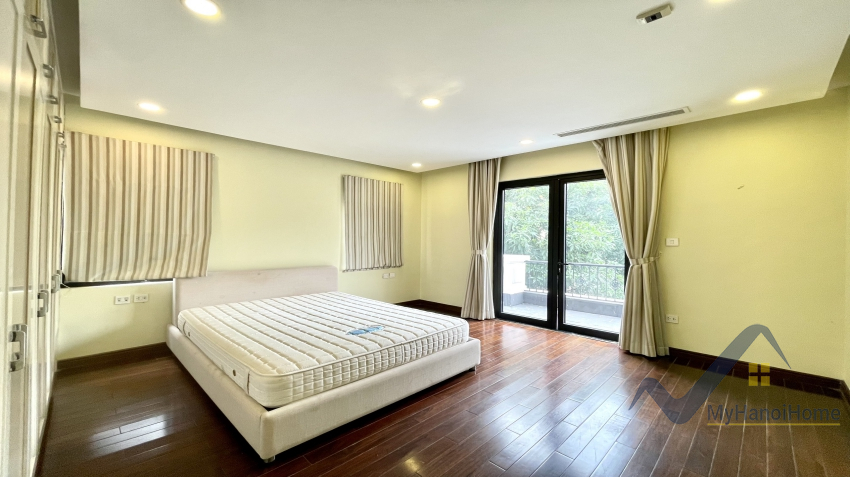 Cho thuê nhà Vinhomes Riverside có thang máy 4PN 10
