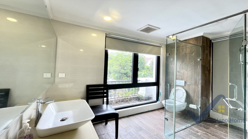 Cho thuê nhà Vinhomes Riverside có thang máy 4PN 12