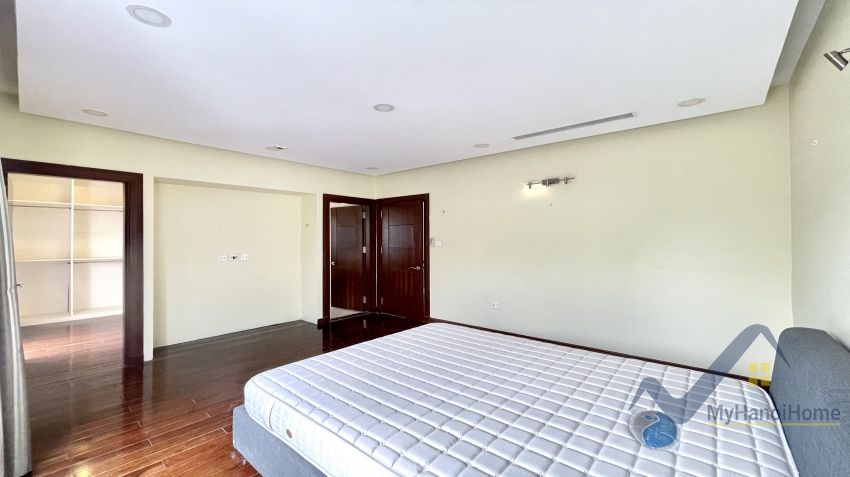 Cho thuê nhà Vinhomes Riverside có thang máy 4PN 14