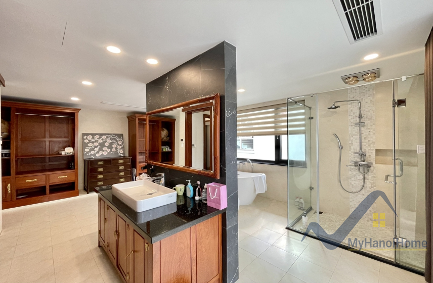 Đơn lập Vinhomes Riverside cho thuê full nội thất vườn rộng 17