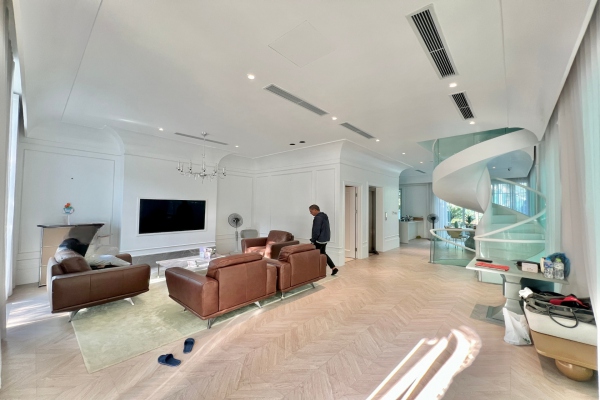 Biệt thự có thang máy cho thuê Vinhomes Riverside nội thất hiện đại