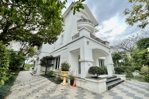 Biệt thự đơn lập Vinhomes Riverside cho thuê có hầm rộng