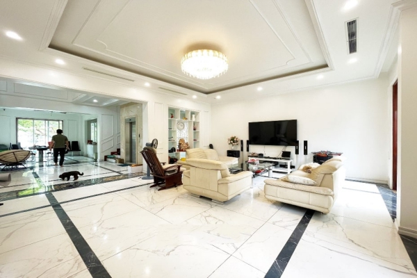 Biệt thự đơn lập Vinhomes Riverside có thang máy cần cho thuê