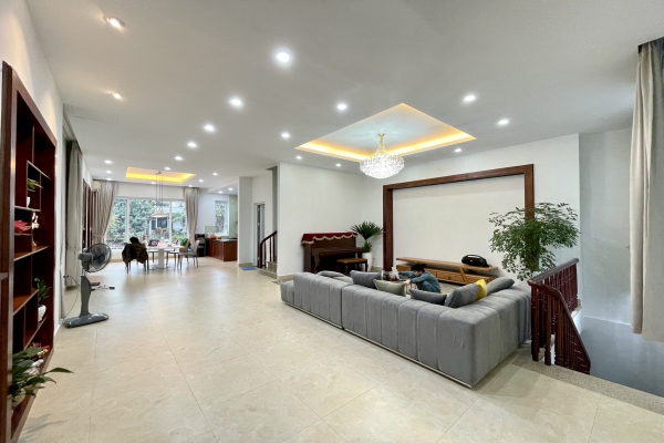 Biệt thự Hoa Sữa cho thuê tại Vinhomes Riverside gần BIS