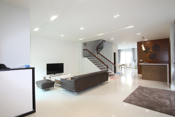 Biệt thự Hoa Sữa Vinhomes Riverside cho thuê đủ đồ