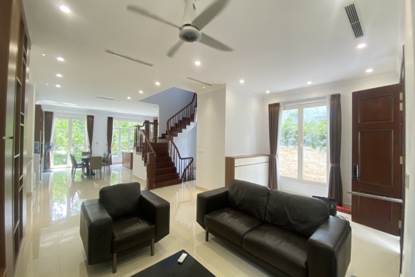 Biệt thự cho thuê song lập Vinhome Riverside, 4 phòng ngủ sân vườn