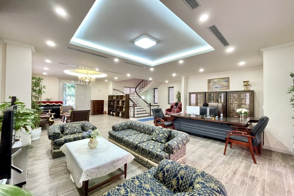 Biệt thự đơn lập cho thuê Vinhome Riverside đủ đồ, có sân vườn