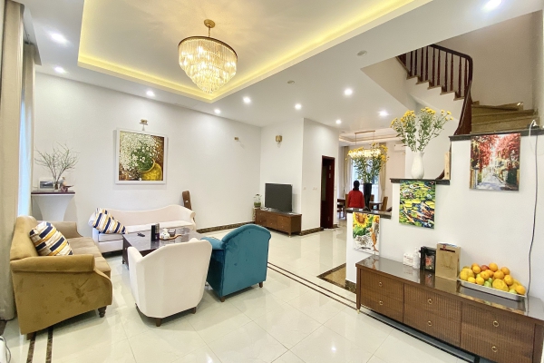 Biệt thự Vinhomes Riverside cho thuê, có tầng hầm và sân vườn