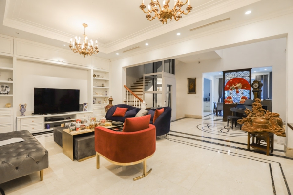 Cần cho thuê biệt thự Vinhomes Riverside, có thang máy full nội thất