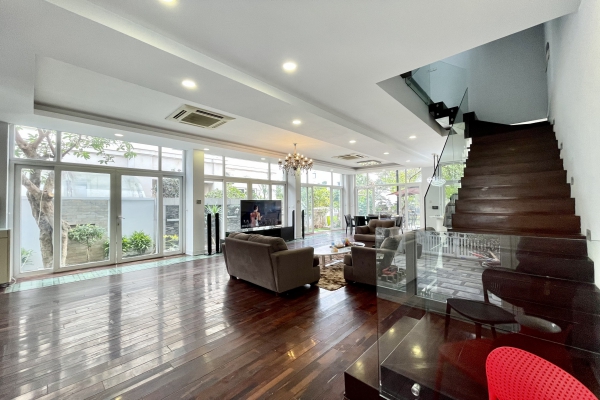 Cần cho thuê biệt thự Vinhomes Riverside song lập ngay gần BIS