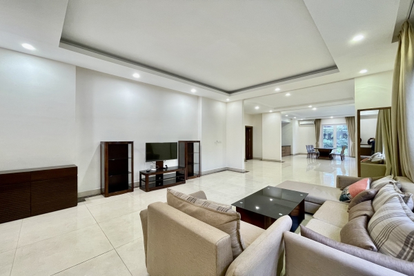 Cho thuê biệt thự đơn lập Vinhomes Riverside vườn rộng đủ đồ
