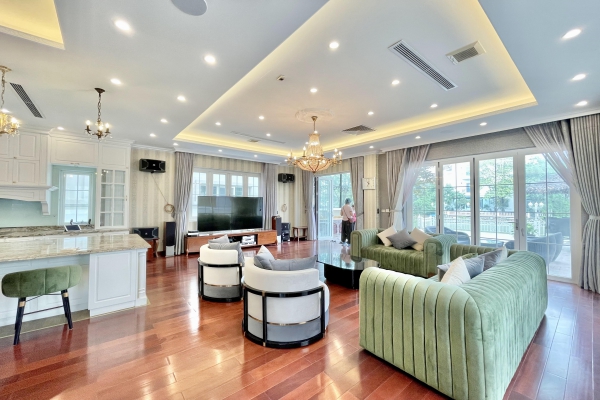 Cho thuê biệt thự Hoa Sữa Vinhomes Riverside gần bể bơi