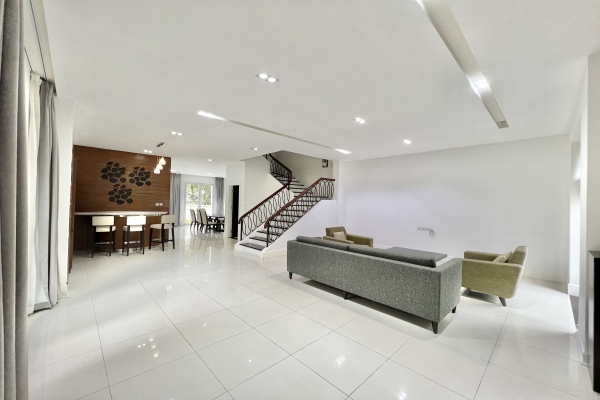 Cho thuê biệt thự Hoa Sữa Vinhomes Riverside, gần BIS, đủ đồ