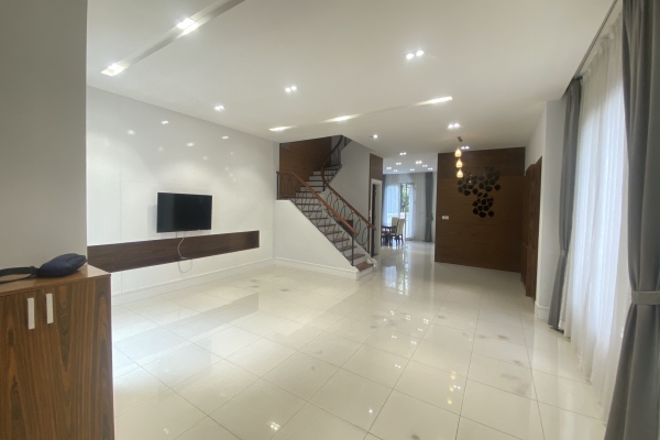 Cho thuê biệt thự song lập Vinhome Riverside, sân vườn full đồ