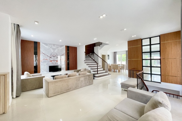 Cho thuê biệt thự Vinhomes Riverside có sân rộng, đủ đồ