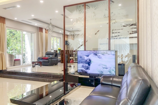 Cho thuê biệt thự Vinhomes Riverside đủ đồ gần khu bể bơi