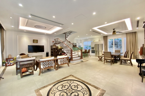 Cho thuê biệt thự Vinhomes Riverside full nội thất Đông Dương