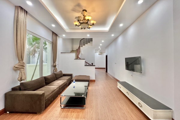 Cho thuê biệt thự Vinhomes Riverside Hoa Sữa, full nội thất gần sân Golf