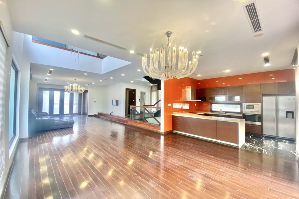 Cho thuê nhà Vinhomes Riverside có thang máy 4PN