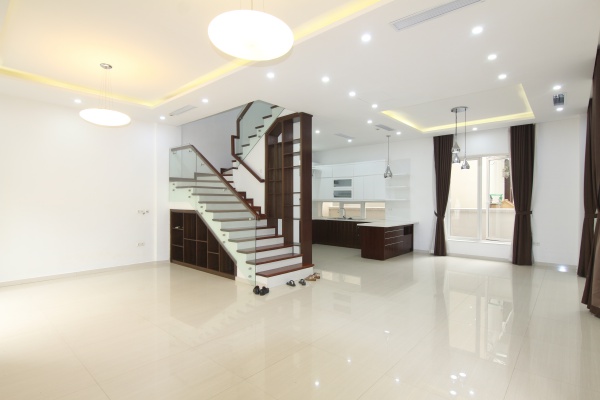 Thuê biệt thự không đồ Vinhome Riverside gần Vincom Plaza và Symphony