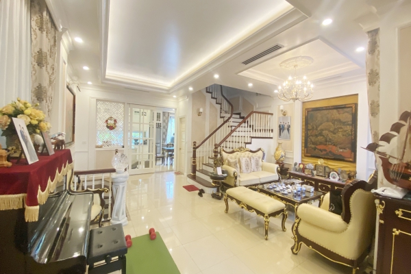 Thuê biệt thự Vinhomes Riverside full nội thất Tân Cổ Điển
