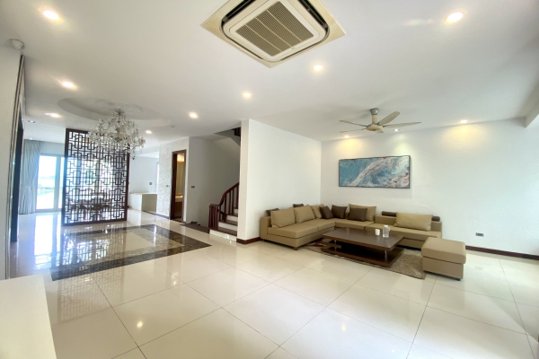 Thuê biệt thự Vinhomes Riverside song lập, có phòng Karaoke