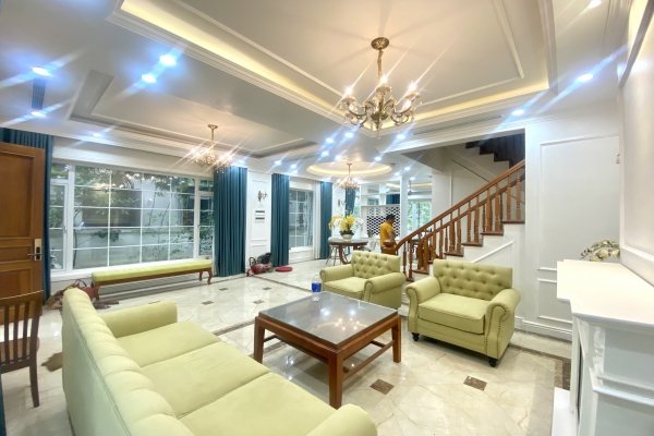 Thuê biệt thự Vinhomes Riverside song lập mới hoàn thiện