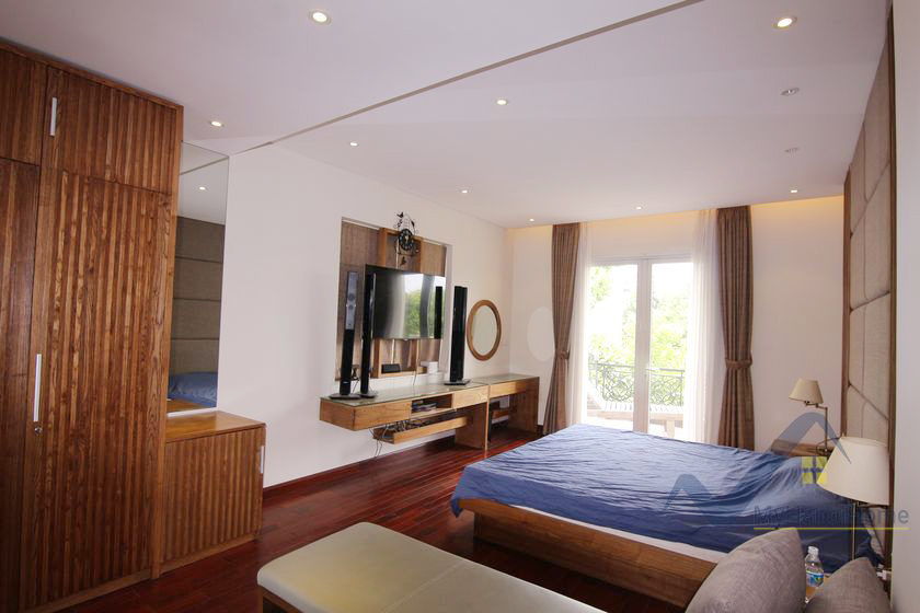 Thuê biệt thự đơn lập Vinhomes Riverside có Gara trong nhà 10