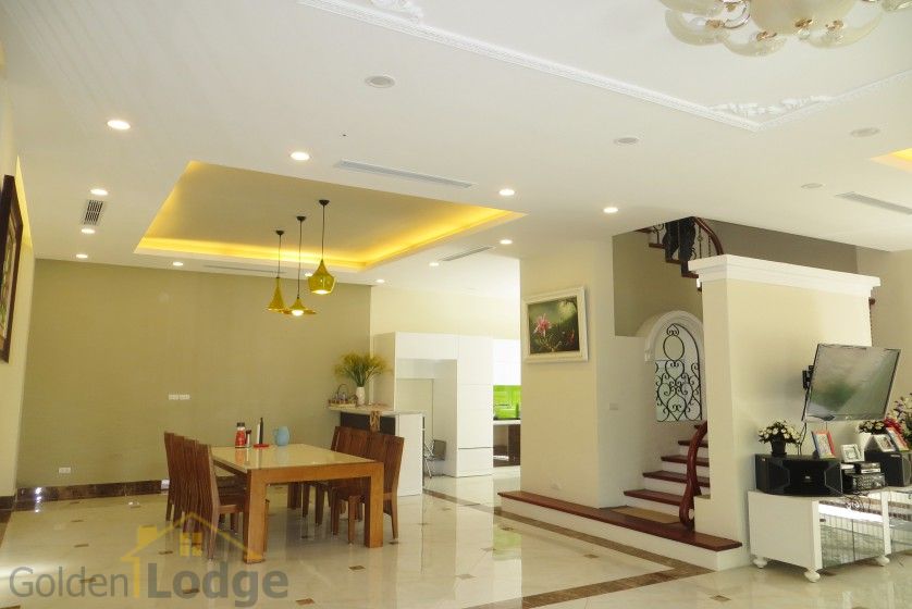 Thuê biệt thự liền kề Vinhomes Riverside có sân vườn rộng 1