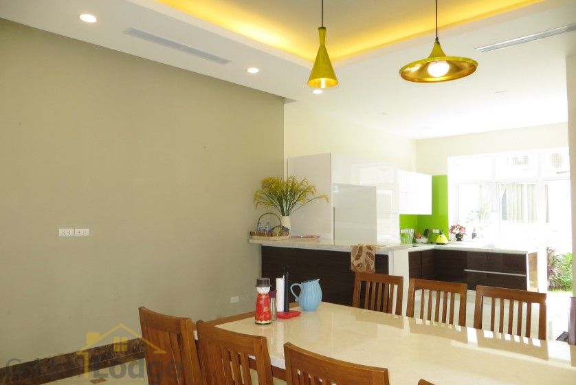 Thuê biệt thự liền kề Vinhomes Riverside có sân vườn rộng 2