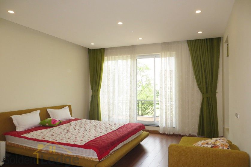 Thuê biệt thự liền kề Vinhomes Riverside có sân vườn rộng 6
