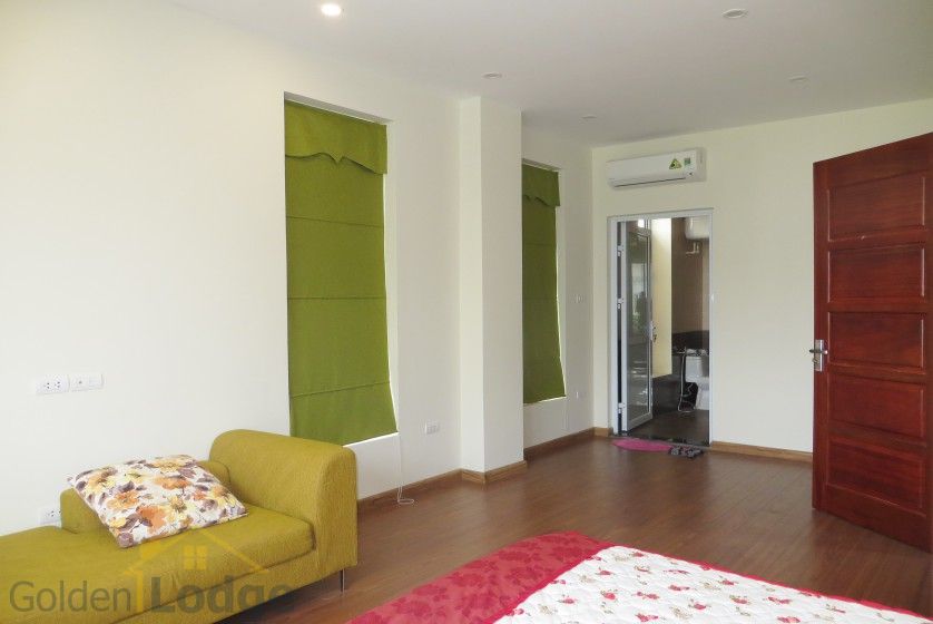 Thuê biệt thự liền kề Vinhomes Riverside có sân vườn rộng 7