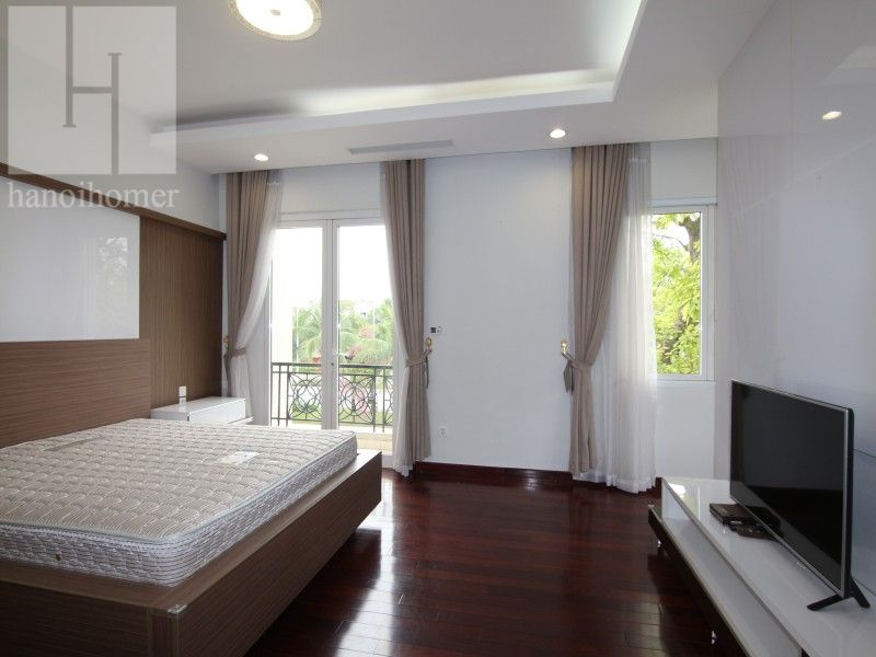 Thuê nhà biệt thự Hoa Sữa Vinhomes Riverside, có sông đủ đồ gần BIS 5