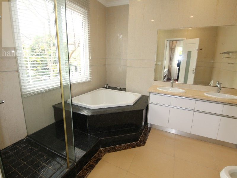 Thuê nhà biệt thự Hoa Sữa Vinhomes Riverside, có sông đủ đồ gần BIS 7