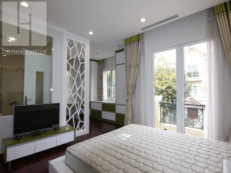 Thuê nhà biệt thự Hoa Sữa Vinhomes Riverside, có sông đủ đồ gần BIS 8