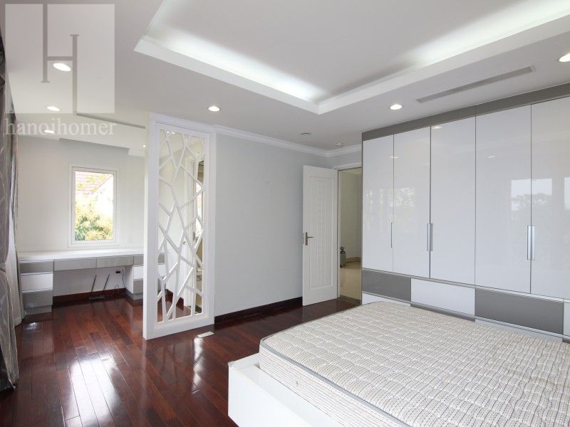 Thuê nhà biệt thự Hoa Sữa Vinhomes Riverside, có sông đủ đồ gần BIS 9