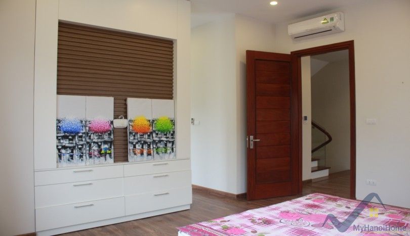Thuê nhà liền kề Vinhomes Riverside gần Vincom Plaza 11